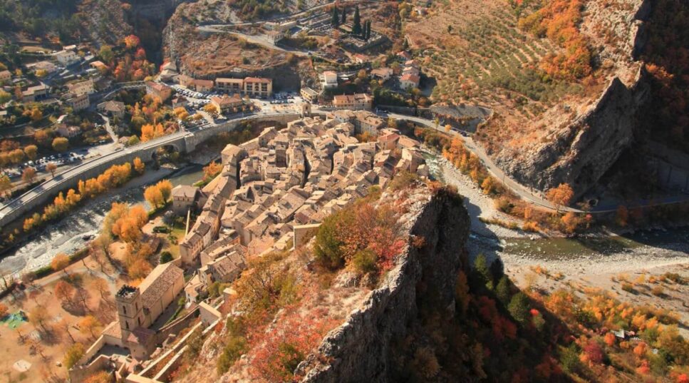 Vue de village en automne