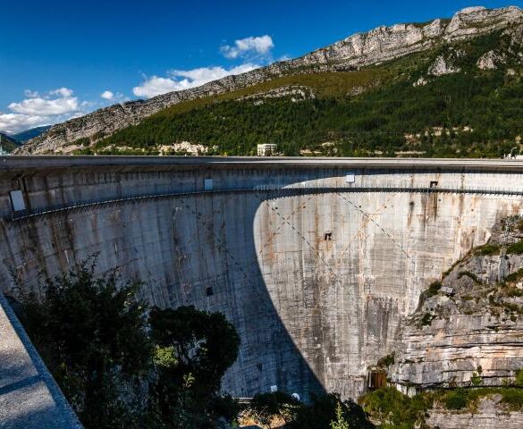 Les barrages du lac de Castillon