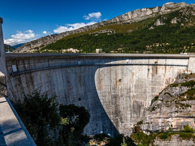 Les barrages du lac de Castillon