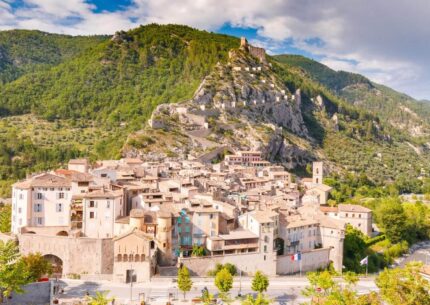 Vue panoramique de Entrevaux avec la citadelle