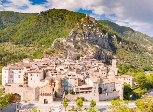 Vue panoramique de Entrevaux avec la citadelle