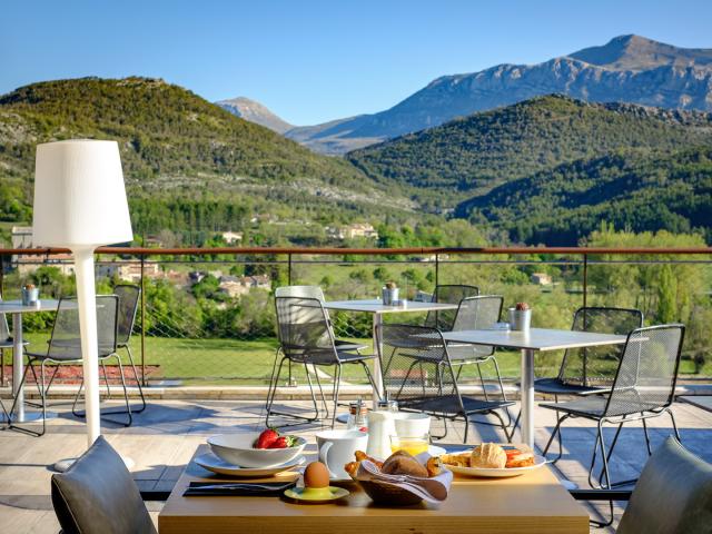 Déjeuner sur la terrasse d'hotel