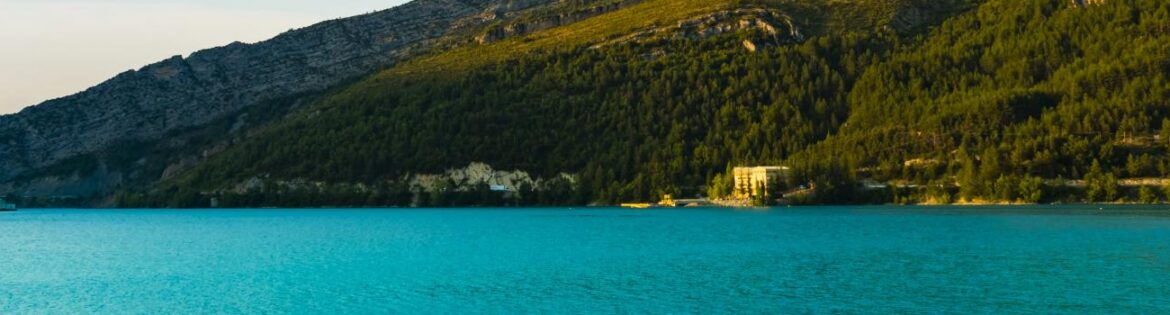 Le barrage et son lac