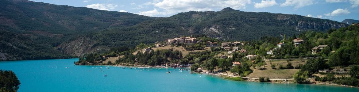 Lac de castillon artificiels aux eaux limpides