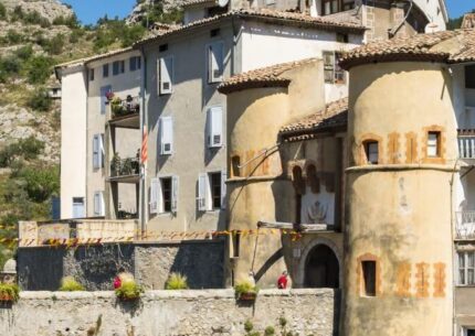 Entrevaux - ville fortifiée au bord du Var