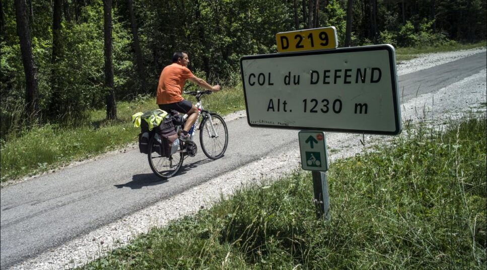 Cycliste en montée par un COL