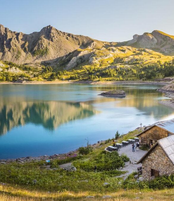 Vue sur le lac D'Allos avec un chalet