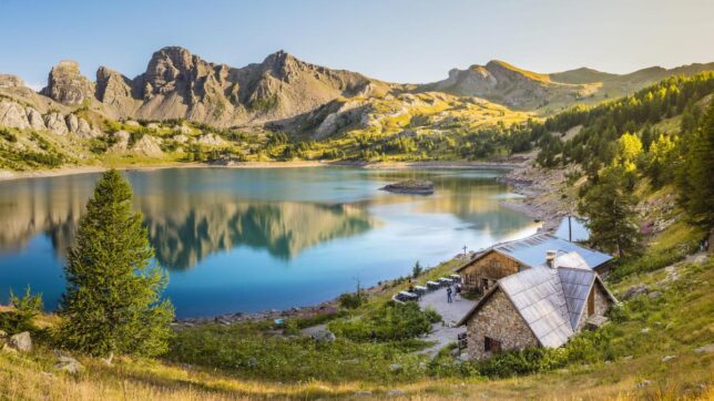 Vue sur le lac D'Allos avec un chalet
