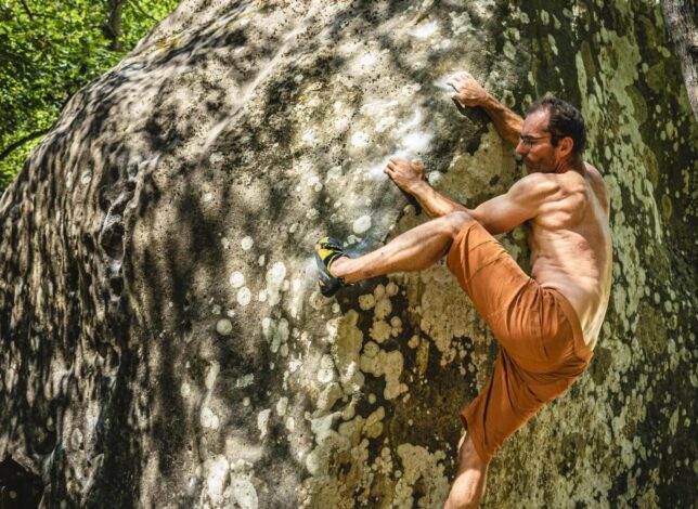 grimpeur sur un bloc d'escalade dans les grès d'annot