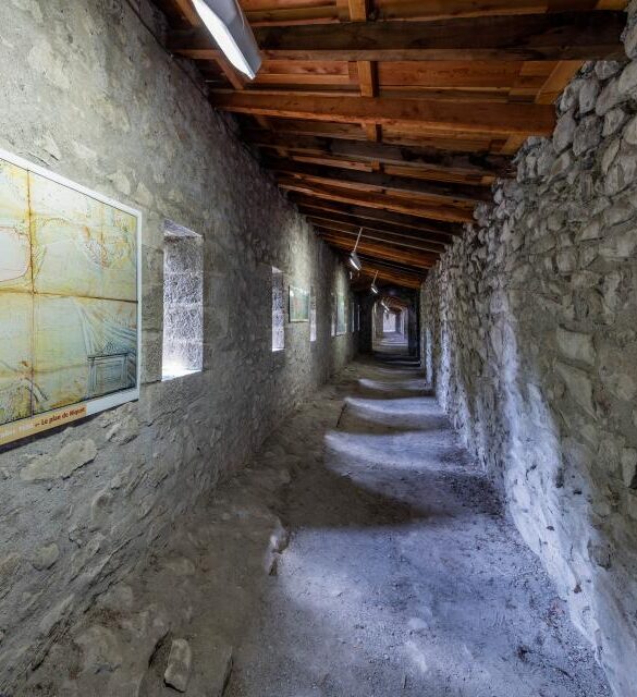 Chemin de ronde à Colmar-les-Alpes