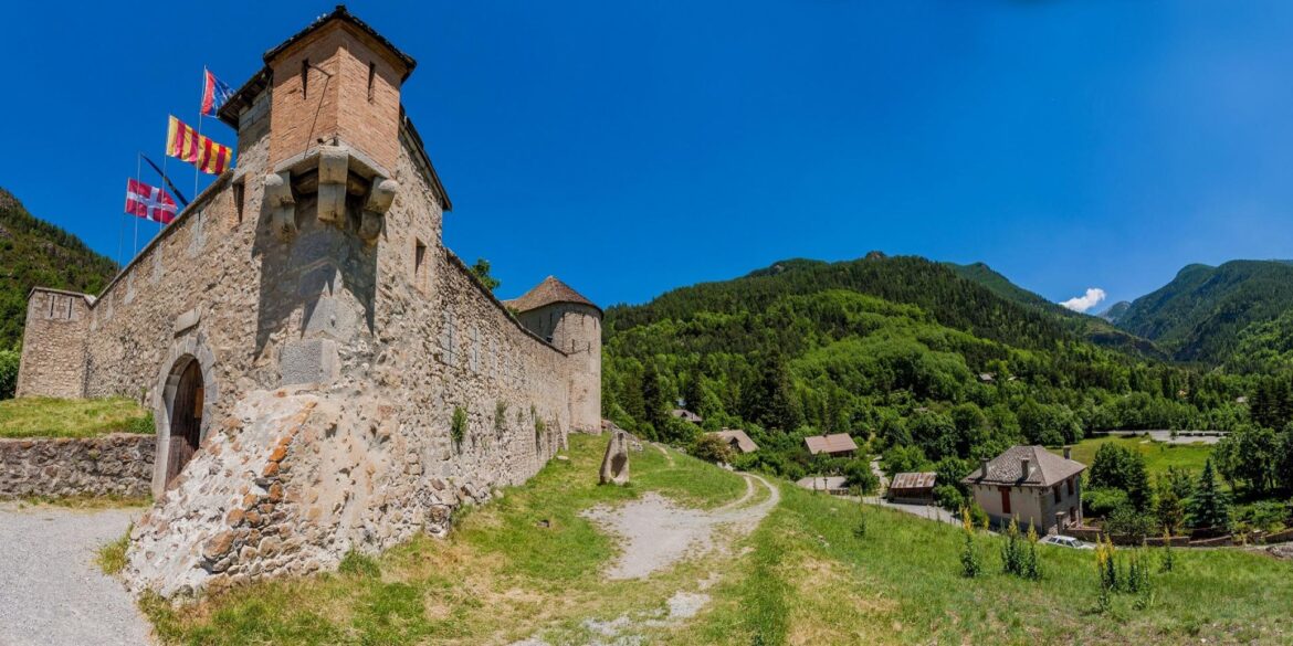 Colmars Path Colmars-les-Alpes classé parmi «Les Plus Beaux Villages de France» en ...
