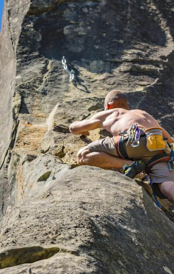 Un grimpeur sur une paroi d'escalade sur les grès d'Annot