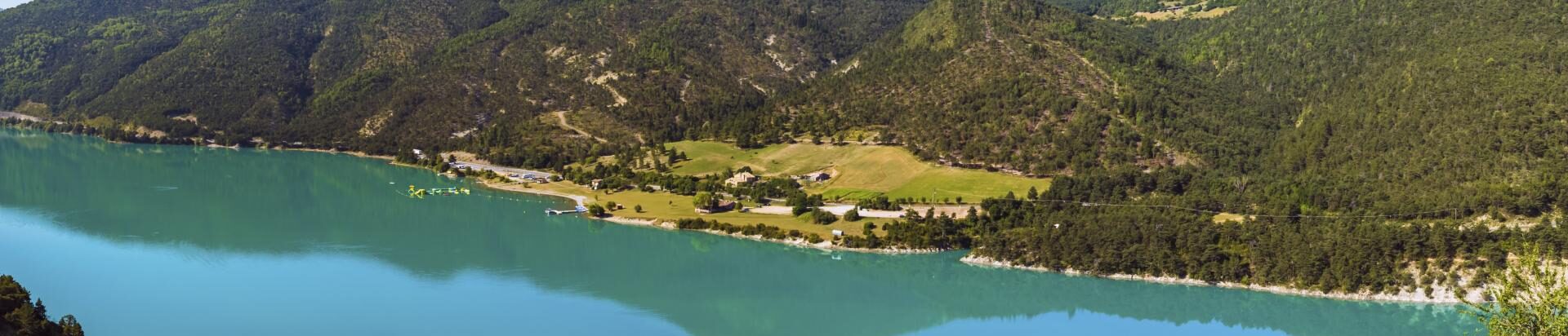 Saint-André-les-Alpes entre lac et montagne