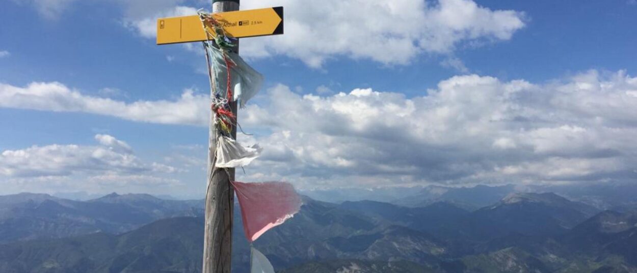Panneau de signalisation au sommet du Pic de Couar