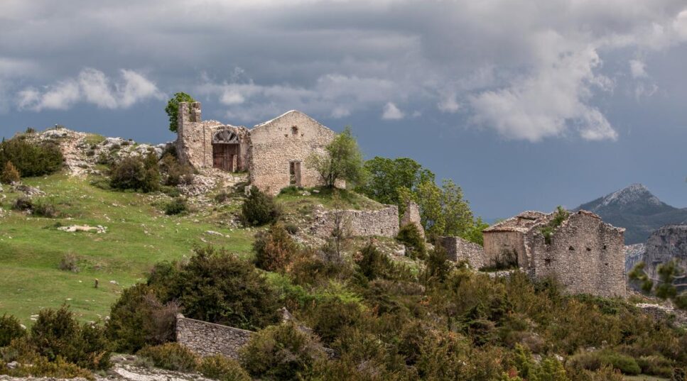 Les ruines de Châteauneuf-lès-Moustiers