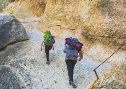 2 randonneurs grimpant le sentier Blanc-Martel