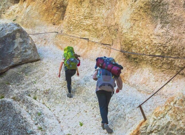 2 randonneurs grimpant le sentier Blanc-Martel