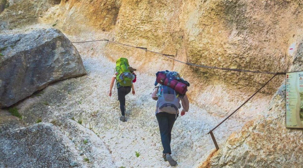 2 randonneurs grimpant le sentier Blanc-Martel