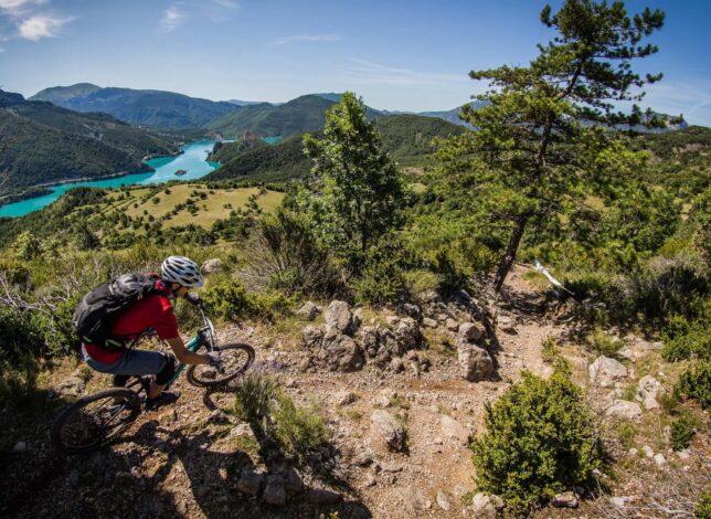 vtt dans les gorges du verdon avec vue sur la rivière