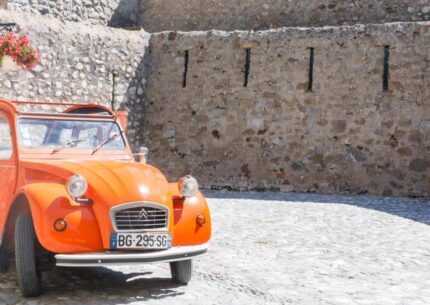 Banniere avec une voiture de collection dans la région du verdon