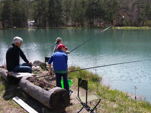 Enfants à la pêche à Etang de Roufleiran