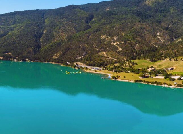 Vue en hauteur du lac de Castillon dans la région du verdon