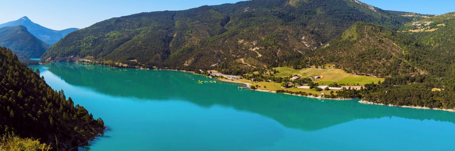 Vue en hauteur du lac de Castillon dans la région du verdon