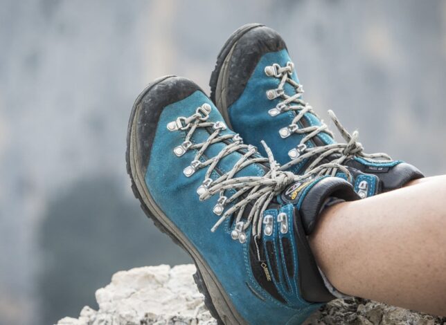 Chaussures de randonnée au bord d'un sentier dans le Verdon, Alpes-de-Haute-Provence