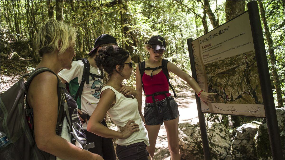 A group of hikers on a steep path in the Gorges du Verdon.