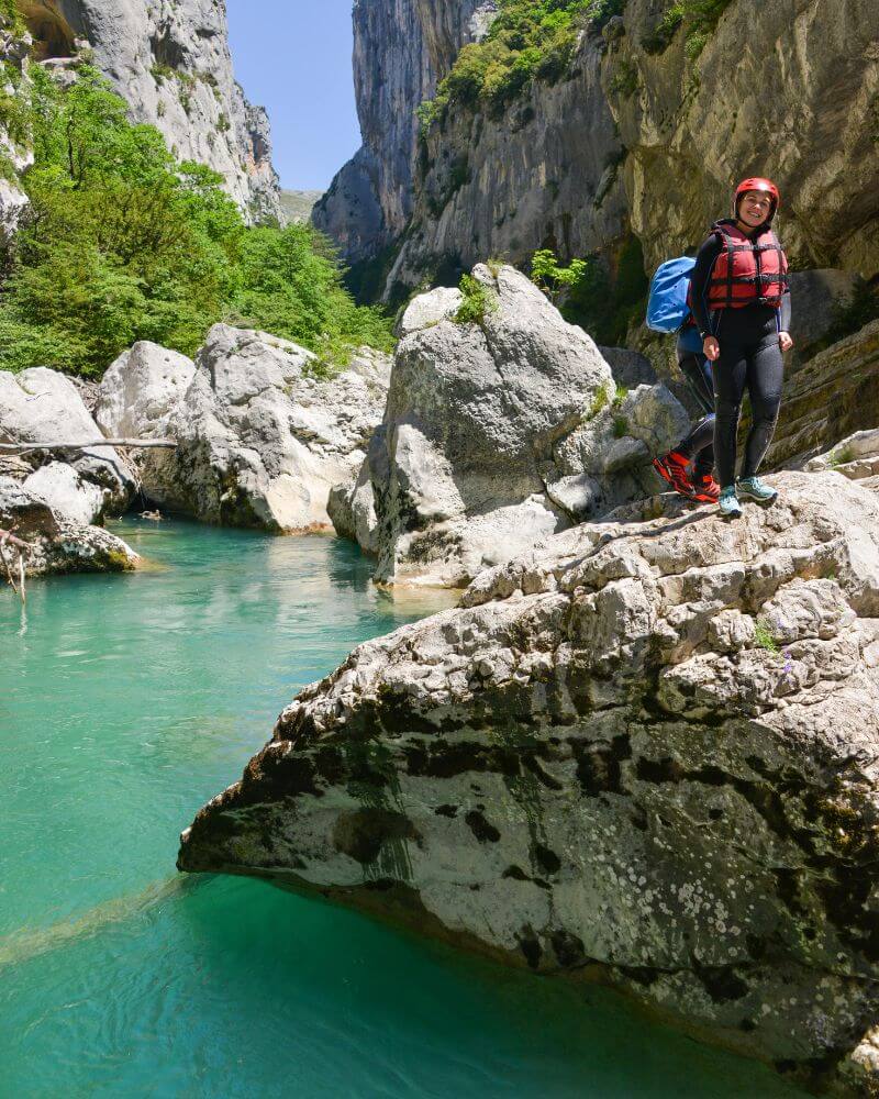 A group of people practicing aqua-hiking in the turquoise waters of the Verdon.