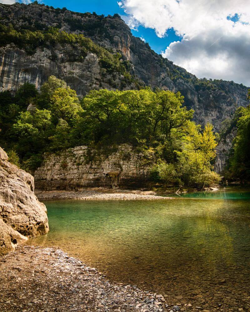 View of a pebble beach on the banks of the Verdon on the Blanc-Martel trail.
