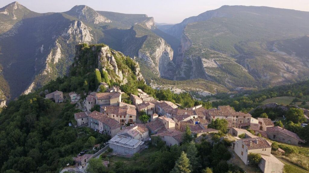 The charming village of Rougon, access point to the Blanc-Martel trail.