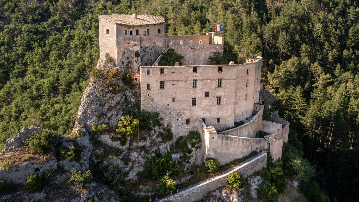 Close-up view of Entrevaux citadel and ramparts - © Thibault Vergoz
