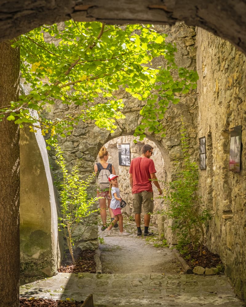 Walkway along the Entrevaux ramparts, view of the valley - VT