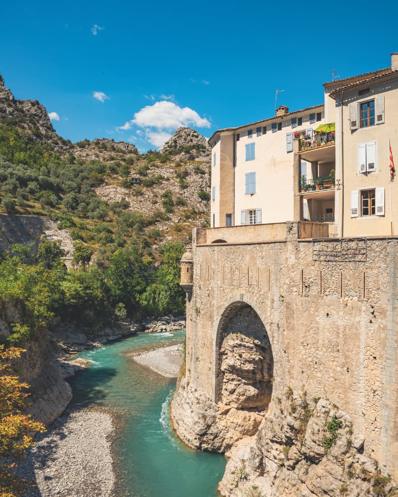 Walkway along the Entrevaux ramparts, view of the valley - VT