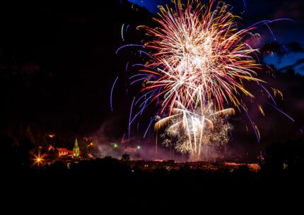 Fête national à saint andrés les alpes avec le feu d'artifice de nuit