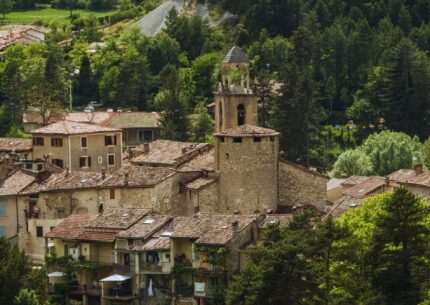 Village d'Annot au cœur des grès dans le Verdon