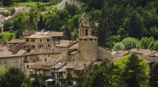 Village d'Annot au cœur des grès dans le Verdon