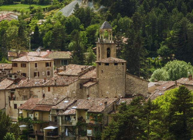Village d'Annot au cœur des grès dans le Verdon