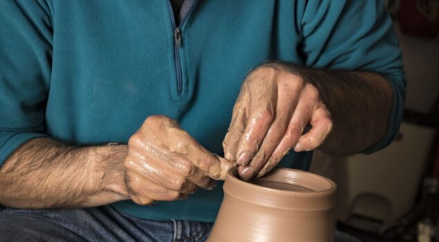 Potier au travail dans un atelier d'artisanat d'art du Verdon