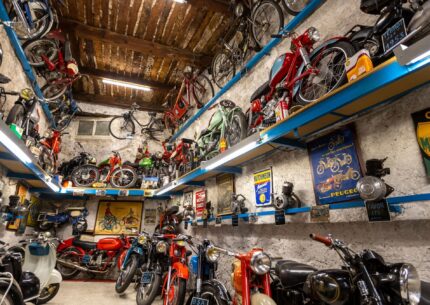 Intérieur du musée de la Moto à Entrevaux, collection de motos anciennes
