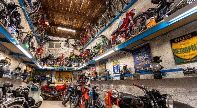 Intérieur du musée de la Moto à Entrevaux, collection de motos anciennes