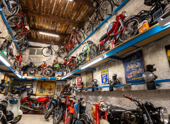 Intérieur du musée de la Moto à Entrevaux, collection de motos anciennes