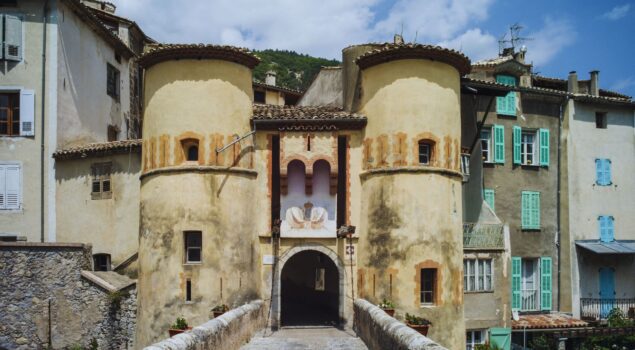 Entrée du village d'Entrevaux par le pont-levis et la porte Royale