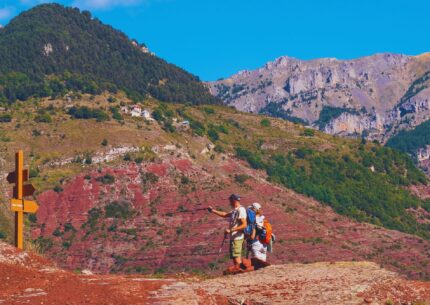 Randonneurs dans les Gorges de Daluis aux falaises rouges
