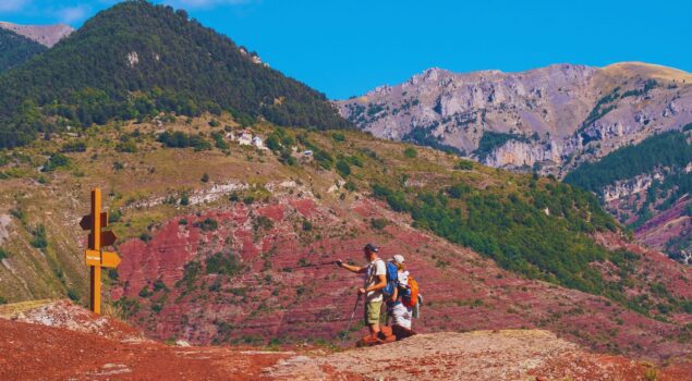 Randonneurs dans les Gorges de Daluis aux falaises rouges