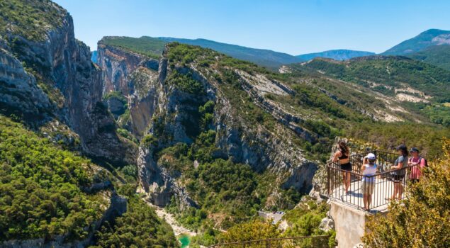 Famille admirant les Gorges du Verdon depuis le Point Sublime