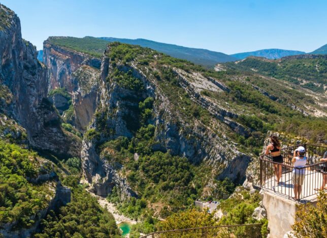 Famille admirant les Gorges du Verdon depuis le Point Sublime