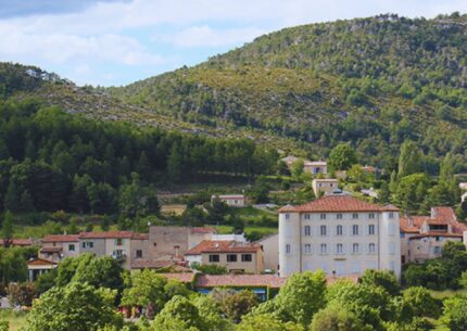Château de La Palud-sur-Verdon dominant les toits du village