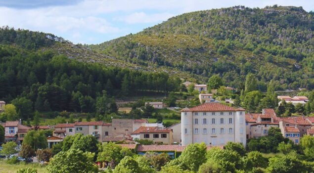 Château de La Palud-sur-Verdon dominant les toits du village